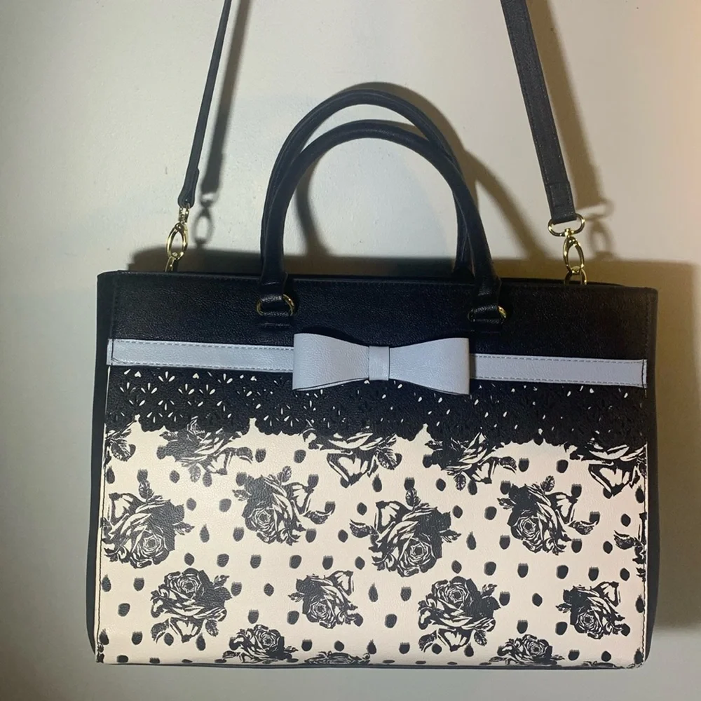 Betsey Johnson black & white with rose print and light blue bow trim - Picture 1 of 10